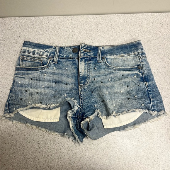 No boundaries Jean shorts with dark silver and white pearls - Picture 1 of 2